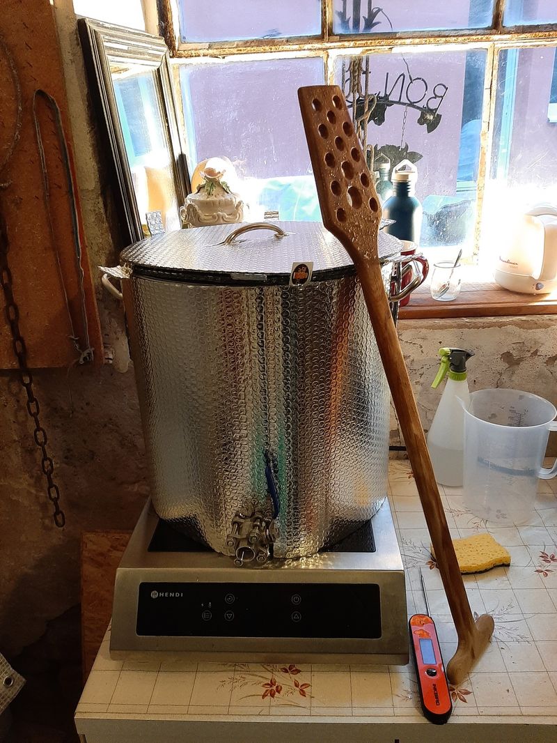 Mash paddle and insulated kettle