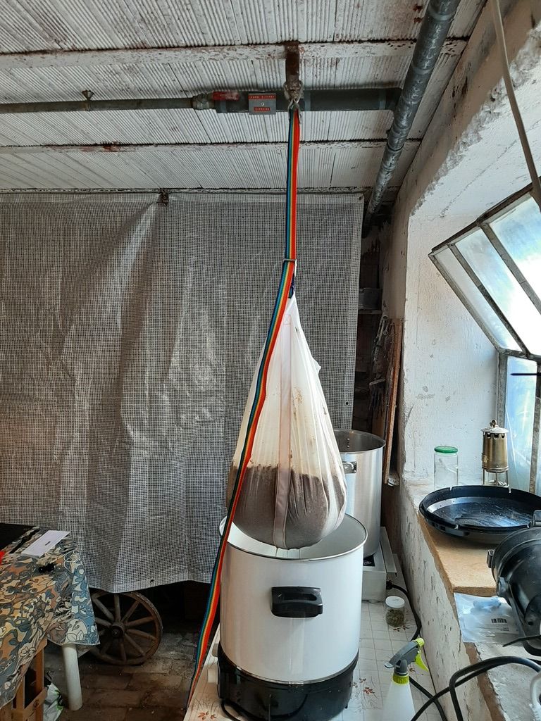 Pulley and brew bag lifted